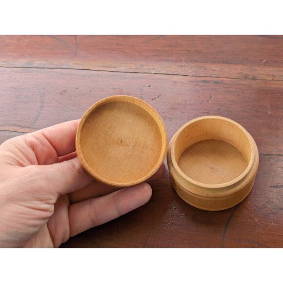 Small round treen box, vintage wood turned box with lid, small minimalist - Picture 7 of 7